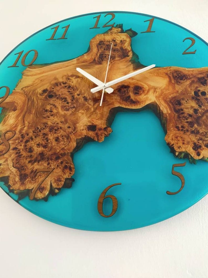 nur-110-50-eur-fur-horloge-murale-en-bois-et-epoxy-bleu-online-im-shop_1.jpg